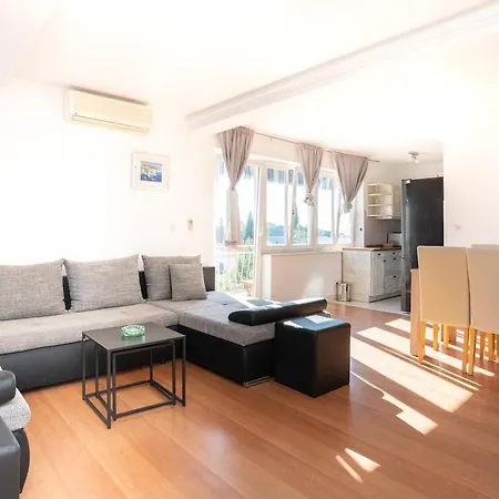 Casa De Hijos - Spacious 6 Apartment *